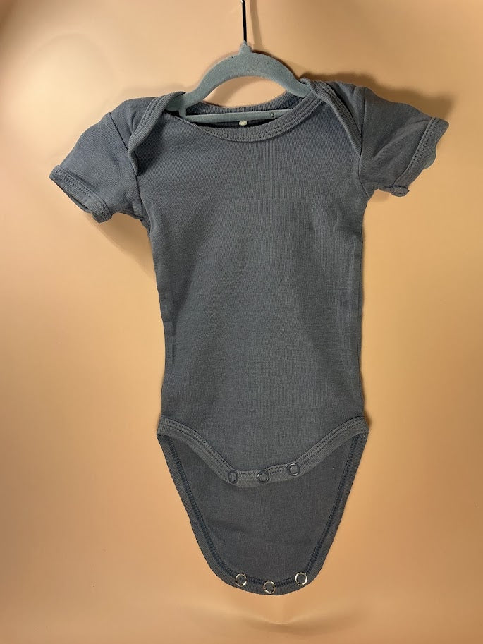 Basic Kurzarmbody – name it in Blau🌙