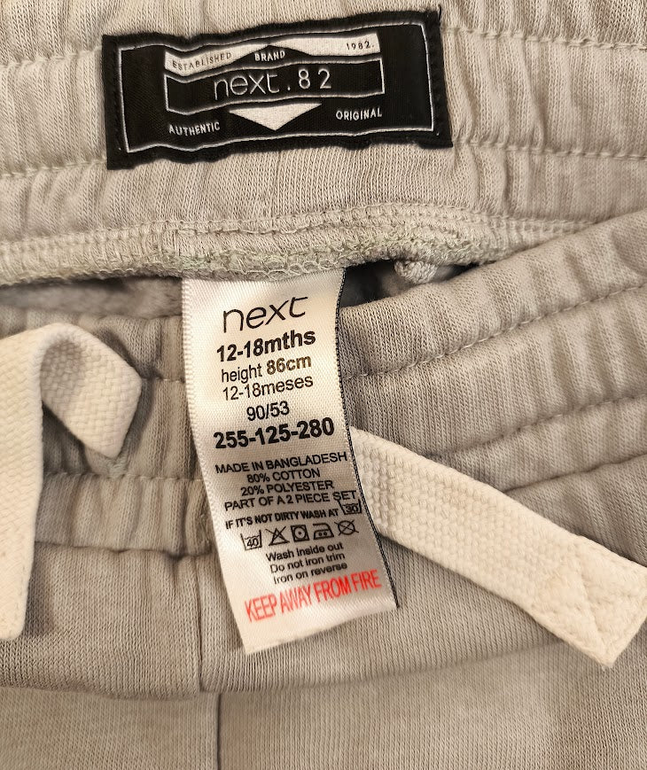 🌿 Next Jogginghose – Sanftes Grau mit Dino-Detail 🦖