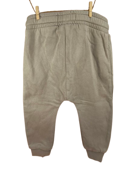 🌿 Next Jogginghose – Sanftes Grau mit Dino-Detail 🦖