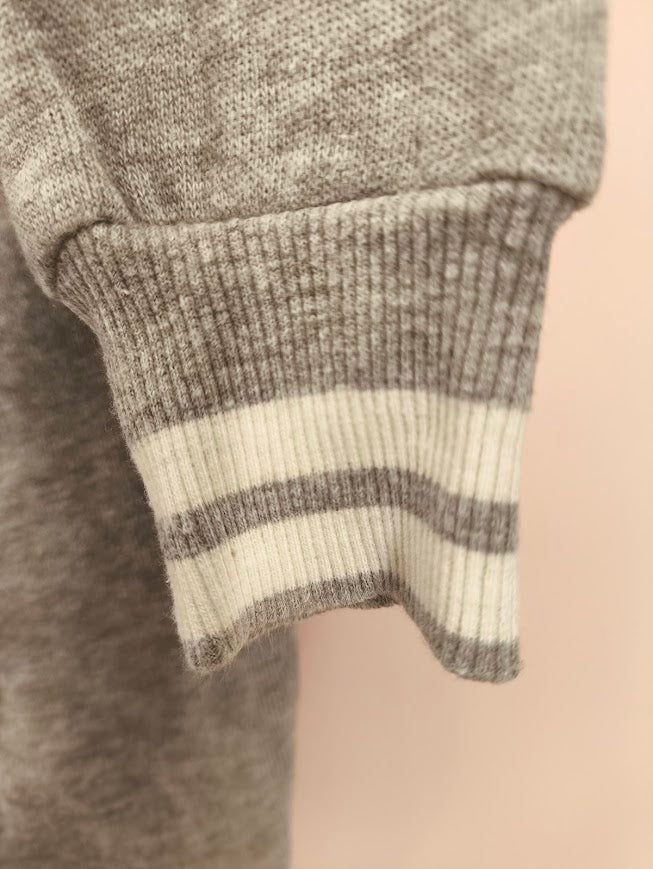 🌿 Alive Jumpsuit – Kuscheliger Grau-Ton mit Streifendetails 🤍