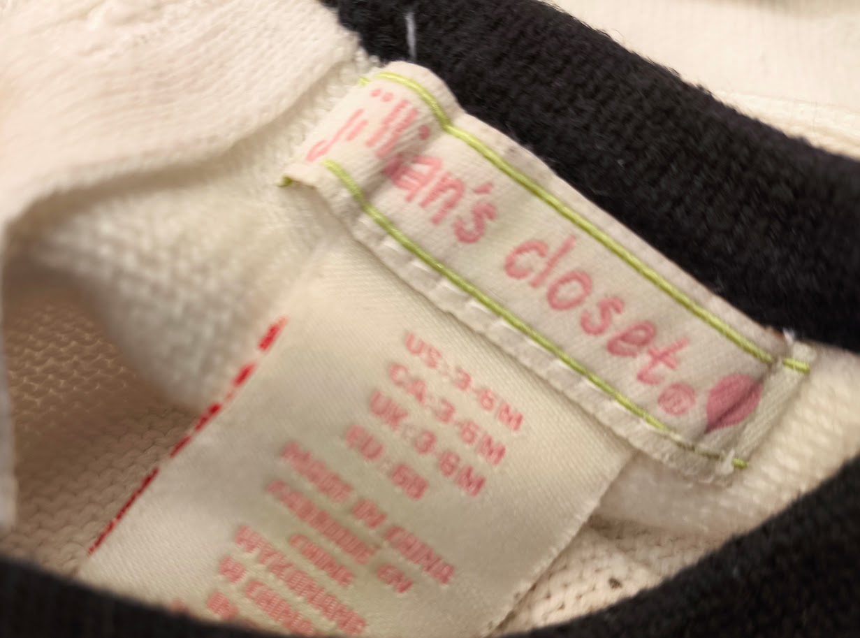 🖤 Elegantes Strickkleid mit Schleifendetail & Blüte – zeitlos schön