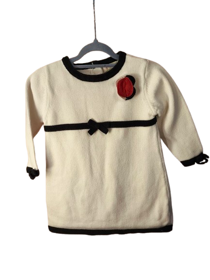 🖤 Elegantes Strickkleid mit Schleifendetail & Blüte – zeitlos schön