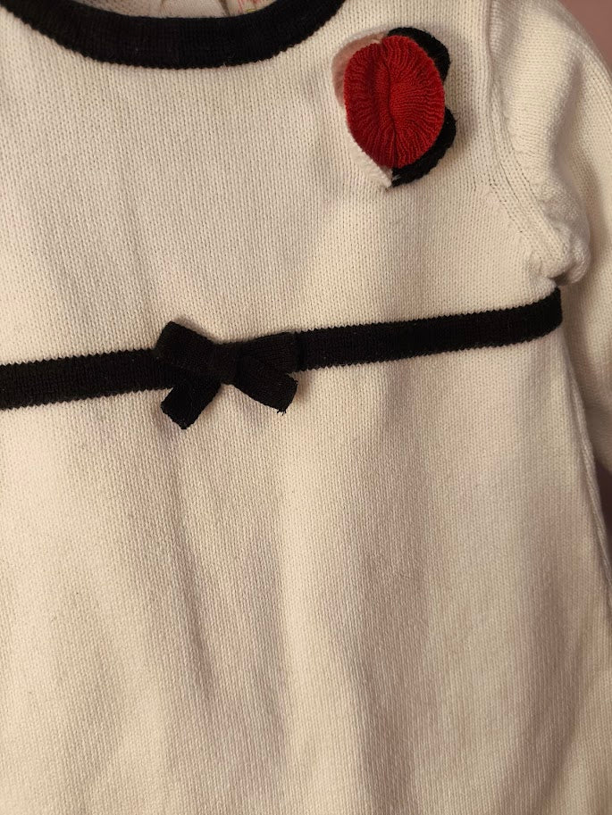 🖤 Elegantes Strickkleid mit Schleifendetail & Blüte – zeitlos schön