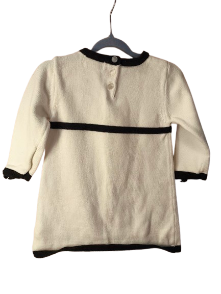 🖤 Elegantes Strickkleid mit Schleifendetail & Blüte – zeitlos schön