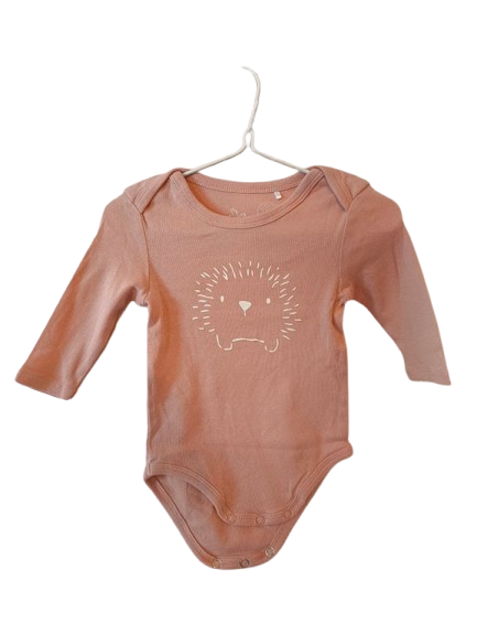 Langarmbody in Altrosa von Manguun (Igelprint)