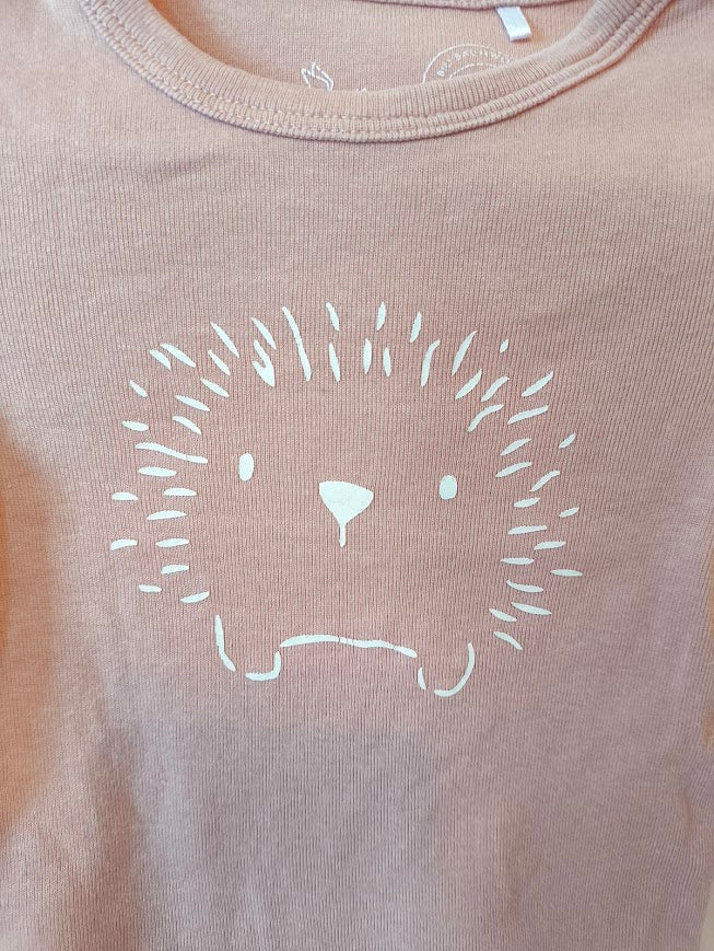 Langarmbody in Altrosa von Manguun (Igelprint)