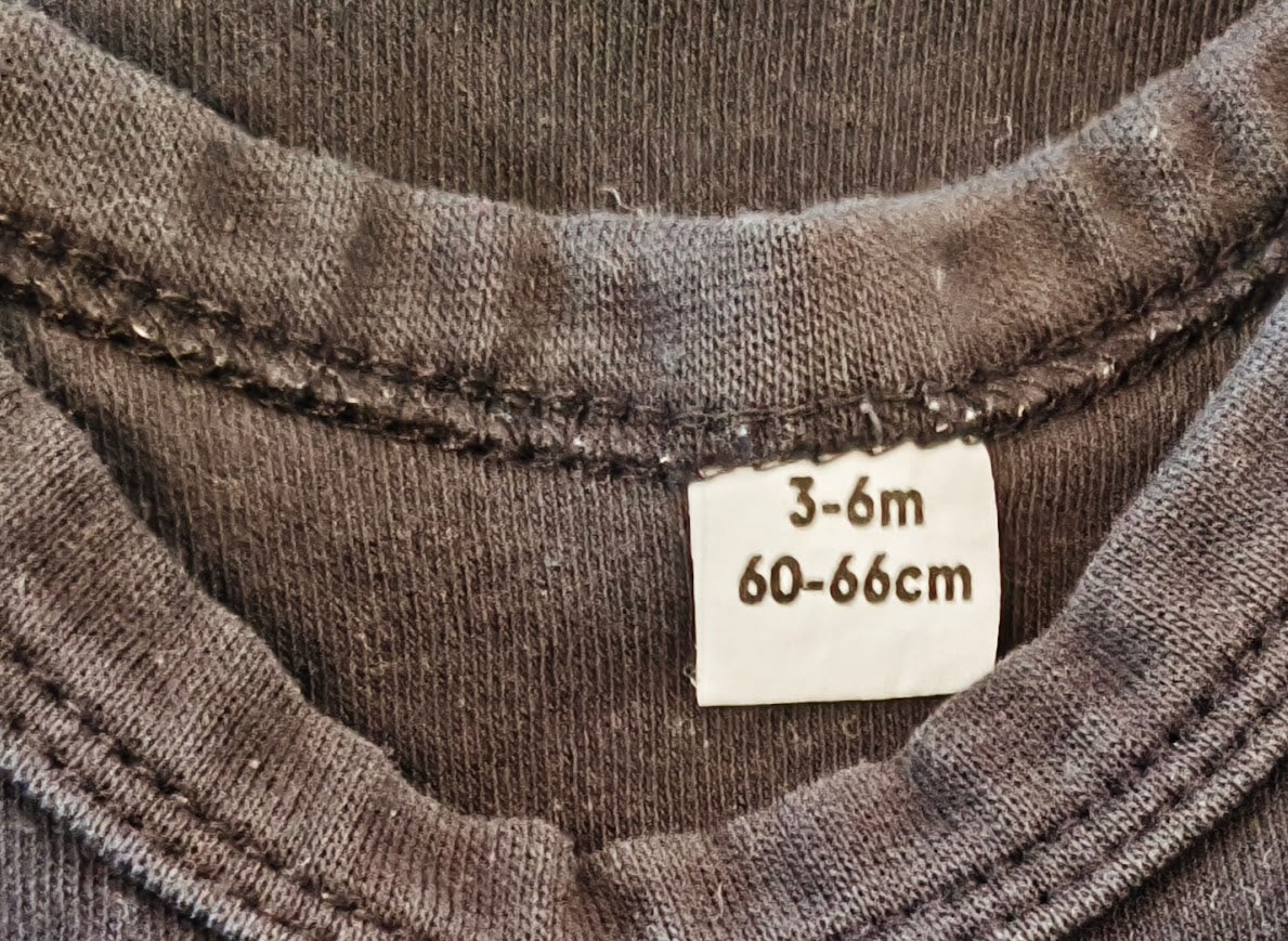 Kurzarmbody (Schwarz mit Spruch)