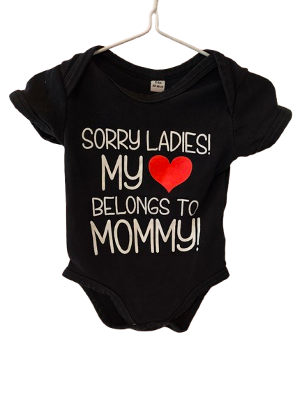 Kurzarmbody (Schwarz mit Spruch)