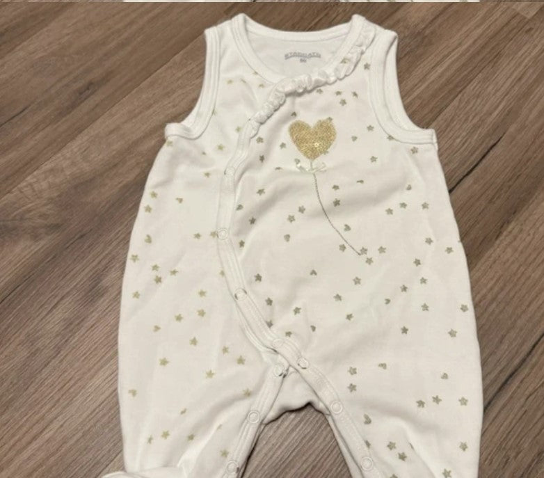 STACCATO Strampler Weiß mit goldenen Sternen & Herzballon